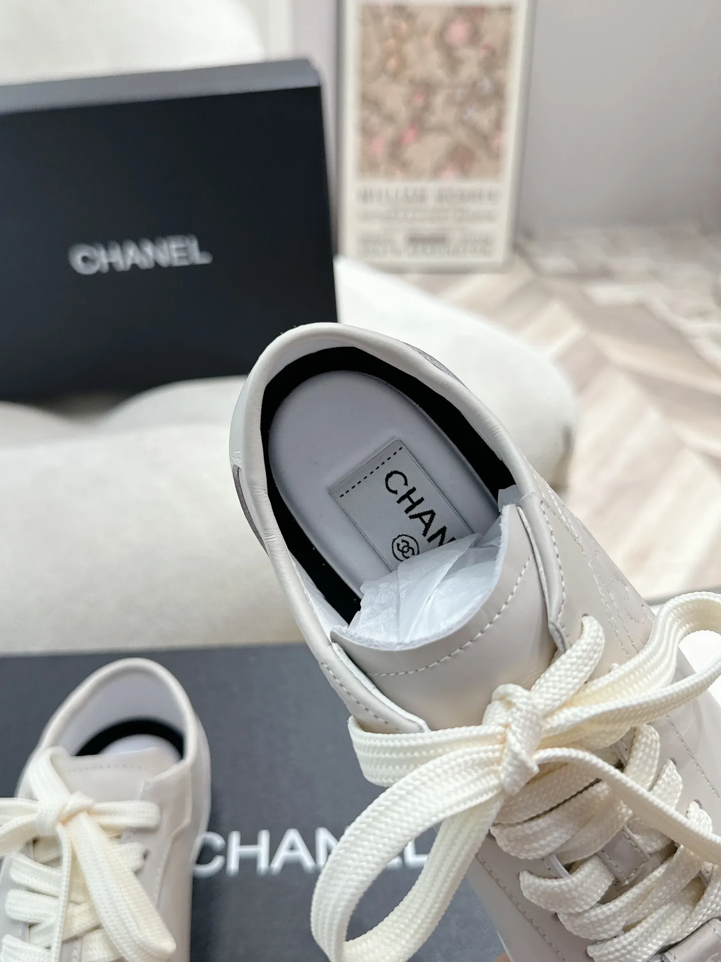 👟👟Ex-factory price 560👟👟 Chanel Grandma 2024 counter top casual sports shoes This classic design; the upper is electro-embroidered with a variety of techniques; the outsole is fashionable and sporty; it is unusual to incorporate a variety of color matching elements... The diversified mix and match is very good-looking and versatile, casual, fashionable, sports and outdoor can be taken into account... ꫛꫀꪝ Go➫ Material: ❶Upper is made of: Original imported high silk cow suede + small fragrance fabric ❷Inner lining: original imported breathable sheepskin lining ❸Outsole based on: original TPU combination outsole Special counter boutique packaging complete set for women 35–41